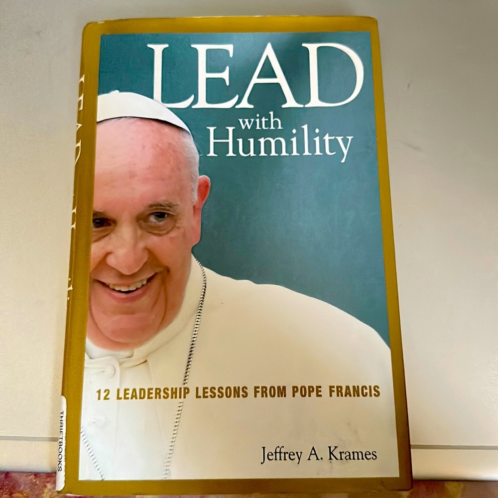 Lead with Humility : 12 Leadership Lessons from Pope Francis
